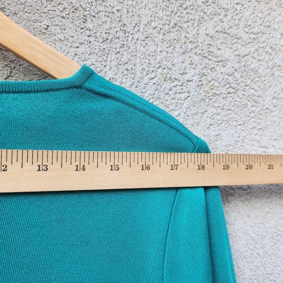 EXCLUSIVELY MISOOK Women's Top Extra Large Teal Classic Minimalist V-Neck Luxury - Picture 8 of 10